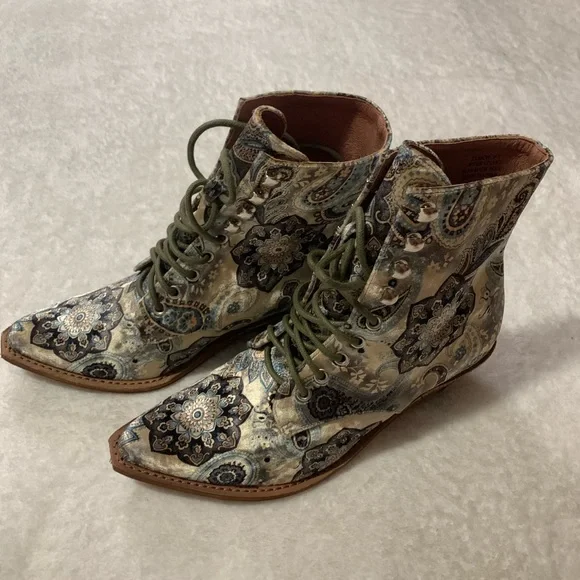 Jeffrey Campbell Boots - Picture 1 of 3